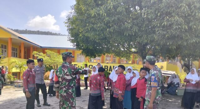 Perkuat Jiwa Nasionalisme, Babinsa Koramil 02/Sukakarya Beri Wawasan Kebangsaan di Sekolah Dasar