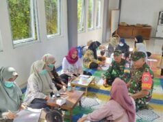 Wujud Kepedulian TNI Terhadap Kesehatan Masyarakat, Babinsa Koramil 02/Sukakarya Dampingi Kegiatan Posyandu Desa Binaan