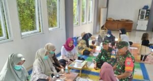 Wujud Kepedulian TNI Terhadap Kesehatan Masyarakat, Babinsa Koramil 02/Sukakarya Dampingi Kegiatan Posyandu Desa Binaan
