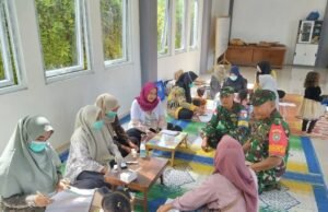 Wujud Kepedulian TNI Terhadap Kesehatan Masyarakat, Babinsa Koramil 02/Sukakarya Dampingi Kegiatan Posyandu Desa Binaan