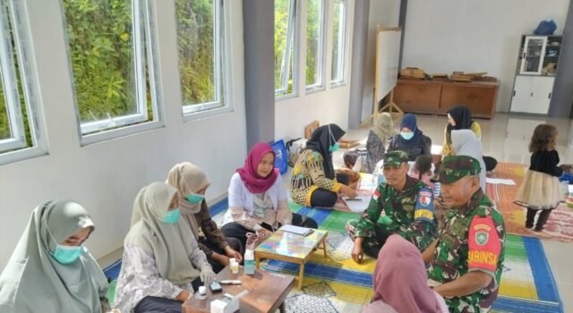 Wujud Kepedulian TNI Terhadap Kesehatan Masyarakat, Babinsa Koramil 02/Sukakarya Dampingi Kegiatan Posyandu Desa Binaan