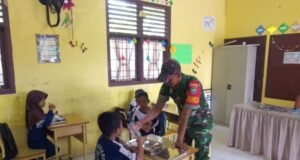 Babinsa Koramil 01/Sukajaya Dampingi Kegiatan Pendistribusian Makan Bergizi di SDN 28 Jaboi