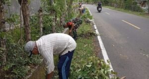 Aksi Peduli Lingkungan, Babinsa dan Warga Turun Laksanakan Pembersihan Parit Jalan Gampong