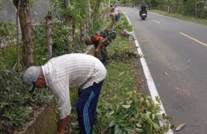 Aksi Peduli Lingkungan, Babinsa dan Warga Turun Laksanakan Pembersihan Parit Jalan Gampong