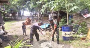 Wujud Kepedulian TNI, Babinsa Paya Gotong Royong Renovasi Rumah Warga