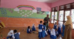 Serma Mahsun Motivasi Anak-Anak TK Keuneukai: Belajar Gembira, Masa Depan Gemilang