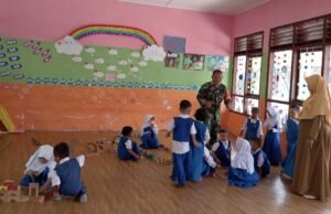 Serma Mahsun Motivasi Anak-Anak TK Keuneukai: Belajar Gembira, Masa Depan Gemilang