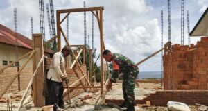 Babinsa Kuta Barat Bantu Warga Bangun Rumah, Wujud Nyata Kepedulian TNI di Tengah Masyarakat