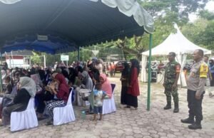 Babinsa Koramil 01/Sukajaya dan Bhabinkamtibmas Kawal Pagelaran Seni Saweu Gampong di Paya