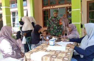 Babinsa Aneuk Laot Dukung Pelayanan Posyandu dan Pemeriksaan Lansia di Wilayah Binaan