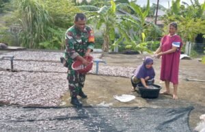 Babinsa Koramil 02/Sukakarya Dukung Pemberdayaan Ekonomi Warga Melalui Pengolahan Ikan Teri di Kuta Timu