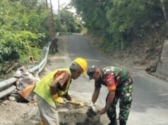 Antisipasi Cuaca Ekstrem, Babinsa Krueng Raya Dampingi Warga Buat Dam Tanggul