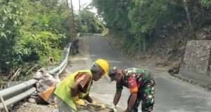 Antisipasi Cuaca Ekstrem, Babinsa Krueng Raya Dampingi Warga Buat Dam Tanggul