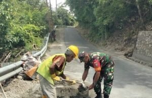 Antisipasi Cuaca Ekstrem, Babinsa Krueng Raya Dampingi Warga Buat Dam Tanggul