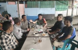 Babinsa Kuta Ateuh Jalin Komsos dengan Satpol PP Bahas Keamanan dan Ketertiban Wilayah