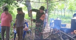 Babinsa Koramil 02/Sukakarya Hadir Bantu Warga Siapkan Kegiatan Keagamaan di Jurong Sirui