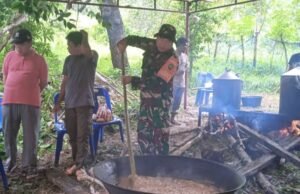 Babinsa Koramil 02/Sukakarya Hadir Bantu Warga Siapkan Kegiatan Keagamaan di Jurong Sirui