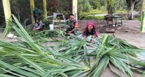 Dukung Industri Rumahan, Babinsa Beurawang Bantu Perajin Pandan Tingkatkan Produksi