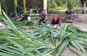 Dukung Industri Rumahan, Babinsa Beurawang Bantu Perajin Pandan Tingkatkan Produksi