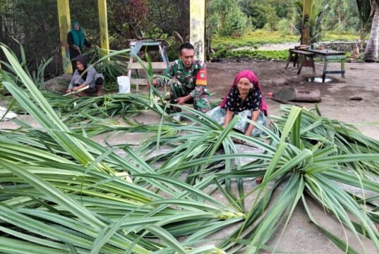 Dukung Industri Rumahan, Babinsa Beurawang Bantu Perajin Pandan Tingkatkan Produksi