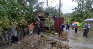 Babinsa Koramil 01/Sukajaya Tinjau Rumah Warga, Akibat Air Parit Meluap di Gampong Balohan
