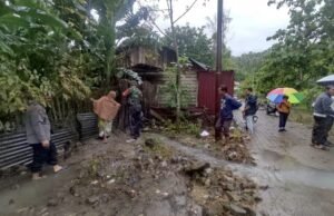 Babinsa Koramil 01/Sukajaya Tinjau Rumah Warga, Akibat Air Parit Meluap di Gampong Balohan