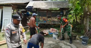 Babinsa Jaboi dan Bhabinkamtibmas Wujudkan Kepedulian Lewat Aksi Gotong Royong Bantu Warga