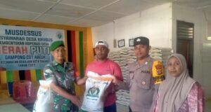 Babinsa Koramil 01/Sukajaya Bersama Bhabinkamtibmas Dampingi Penyaluran Bantuan Beras dari Bulog kepada Masyarakat Cot Abeuk