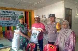 Babinsa Koramil 01/Sukajaya Bersama Bhabinkamtibmas Dampingi Penyaluran Bantuan Beras dari Bulog kepada Masyarakat Cot Abeuk