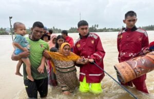 Personel Polda Aceh Terjun Langsung Evakuasi Warga Korban Banjir
