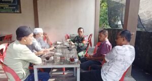 Komsos Bersama Tokoh Masyarakat, Babinsa Aneuk Laot Bahas Keamanan Wilayah Serta Perkembangan Kondisi Cuaca