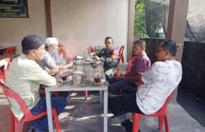 Komsos Bersama Tokoh Masyarakat, Babinsa Aneuk Laot Bahas Keamanan Wilayah Serta Perkembangan Kondisi Cuaca