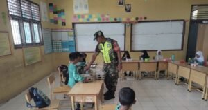 Babinsa Krueng Raya Dukung Kelancaran Pendistribusian Makan Bergizi di SDN 17
