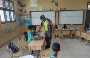 Babinsa Krueng Raya Dukung Kelancaran Pendistribusian Makan Bergizi di SDN 17