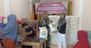 Optimalisasi Ketahanan Pangan, Babinsa Koramil 01/Sukajaya Dampingi Penyaluran Bantuan ke Warga Balohan
