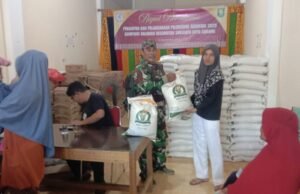Optimalisasi Ketahanan Pangan, Babinsa Koramil 01/Sukajaya Dampingi Penyaluran Bantuan ke Warga Balohan