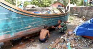 Wujud Kepedulian, Babinsa Keuneukai Bantu Perbaikan Perahu Warga Binaan