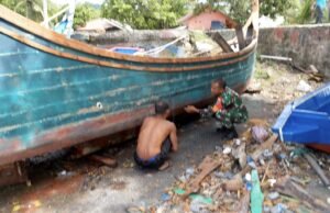 Wujud Kepedulian, Babinsa Keuneukai Bantu Perbaikan Perahu Warga Binaan