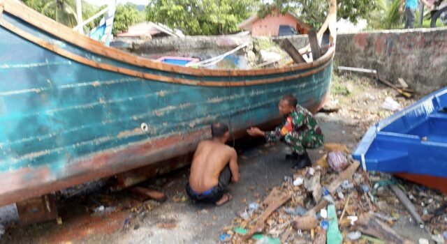 Wujud Kepedulian, Babinsa Keuneukai Bantu Perbaikan Perahu Warga Binaan