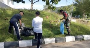 Wujud Kepedulian Lingkungan, Babinsa Koramil 01/Sukajaya Gotong Royong Bersama Pemuda di Gampong Ujong Kareung