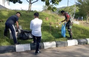 Wujud Kepedulian Lingkungan, Babinsa Koramil 01/Sukajaya Gotong Royong Bersama Pemuda di Gampong Ujong Kareung