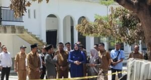 Marlina Muzakir Manaf DiDampingi Sekretaris Dinsos Chaidir Menyerahkan Bantuan Untuk Pesantren Babuk Maqhfirah Paska Terbakar