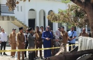 Marlina Muzakir Manaf DiDampingi Sekretaris Dinsos Chaidir Menyerahkan Bantuan Untuk Pesantren Babuk Maqhfirah Paska Terbakar