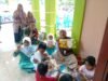 Dukung Gerakan Literasi Anak, Babinsa Koramil 02/Sukakarya Dorong Minat Baca Anak Sejak Dini