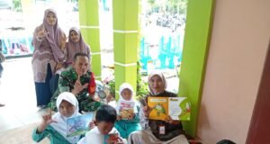 Dukung Gerakan Literasi Anak, Babinsa Koramil 02/Sukakarya Dorong Minat Baca Anak Sejak Dini