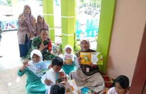 Dukung Gerakan Literasi Anak, Babinsa Koramil 02/Sukakarya Dorong Minat Baca Anak Sejak Dini