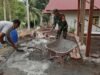 Aksi Nyata, Babinsa Serka Insarlin Bantu Warga Bangun Lantai Rumah, Wujud Kepedulian Terhadap Warga