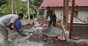 Aksi Nyata, Babinsa Serka Insarlin Bantu Warga Bangun Lantai Rumah, Wujud Kepedulian Terhadap Warga