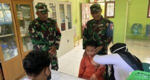 Babinsa Kuta Timu Dampingi Imunisasi BIAS di SDN 3 Sabang, Wujud Dukungan TNI terhadap Kesehatan Anak