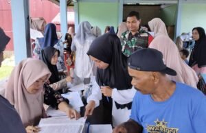 Babinsa Koramil 02/Sukakarya Dampingi Pelayanan Posyandu Rutin untuk Tingkatkan Kesehatan Balita